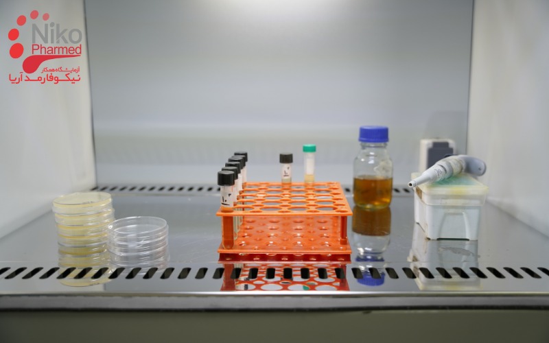 در اغلب آزمون‌های میکروبی بخشی از نمونه یا عصاره آن به محیط‌ کشت میکروبی منتقل شده و برای مدت زمان مشخصی در دمای مناسب نگهداری می‌شود.